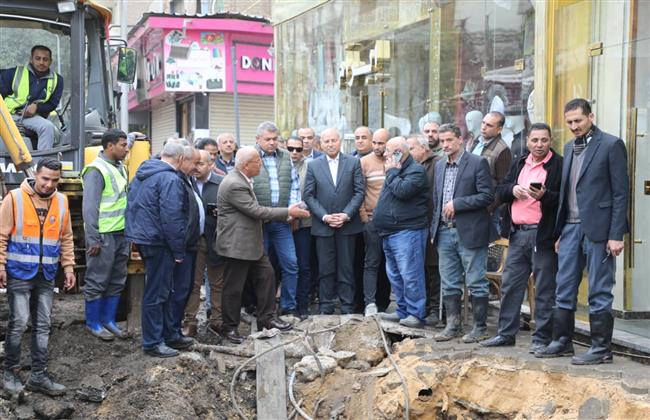 محافظ القاهرة يشرف على إصلاح كسر ماسورة مياه قطر 900 مم بشبرا ويوجه بسرعة الانتهاء من الأعمال