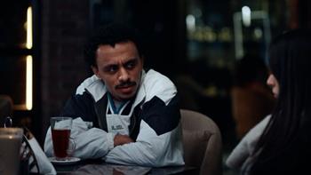 كزبرة يبدأ تجارة ريش الدجاج وشقيقه يدبر مكيدة للإيقاع به في الحلقة 9 من بيبو