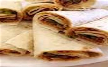 طريقة تحضير سندوتشات سجق شرقي بدبس الرمان والجبن بعيش التورتيلا