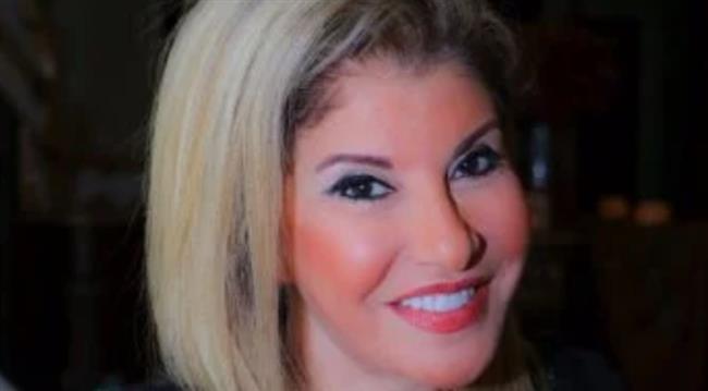 تلفيات بسيارة الإعلامية هالة سرحان بعد سقوط لوح زجاج عليها بالجيزة