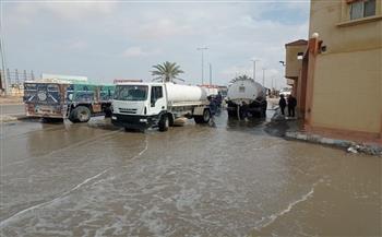 طوارئ مطروح تواصل جهودها لرفع تجمعات مياه الأمطار بالشوارع والطريق الدولي