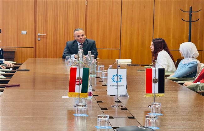 السفير المصري بالمجر يلتقي مع عدد من الطلاب المصريين الدارسين بمدينة بيتش المجرية