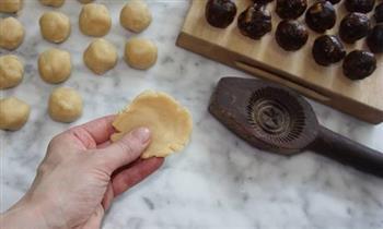 قبل العيد.. احذر تذوق عجينة الكعك قبل خبزها