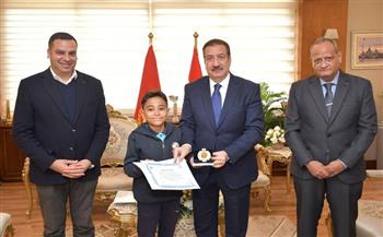 محافظ بورسعيد يكرم الطلبة والطالبات الفائزين بمسابقة "ورتل القرآن ترتيلا" على مستوى المحافظة 