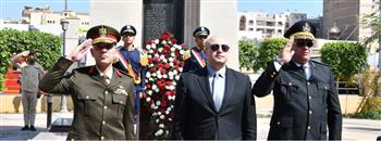 محافظ الفيوم يضع إكليلاً من الزهور على النصب التذكاري للشهداء بميدان قارون