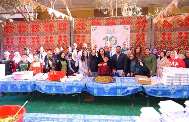 وزيرة التضامن تتفقد مطبخ إطعام "مبادرة مائدة".. وتشارك شباب المتطوعين إعداد وجبات الإفطار 