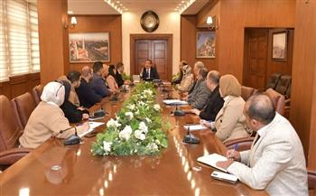 محافظ بورسعيد يستقبل لجنة من وزارتي الإسكان والبيئة لمتابعة الموقف التنفيذي في مشروعات الإسكان