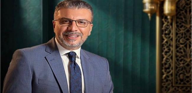 عمرو الليثي يهدي عامل بمزرعة جائزة مالية  