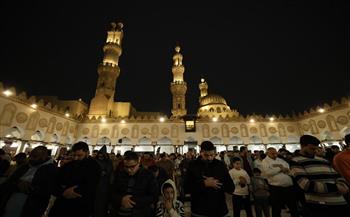 جموع المصلين يؤدون صلاة التراويح في الليلة 26 من رمضان في أجواء إيمانية مهيبة