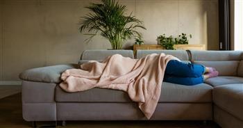 3 مخاطر للنوم على الأريكة.. اعرفي التفاصيل