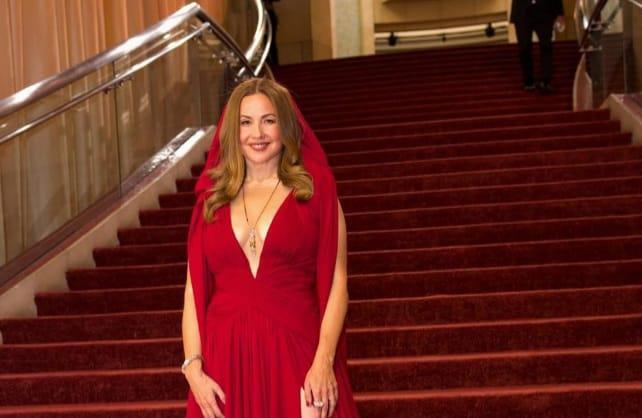 ريا أبي راشد تتألق بالأحمر في حفل الأوسكار 