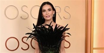 ديمي مور بإطلالة جذابة في حفل الأوسكار 