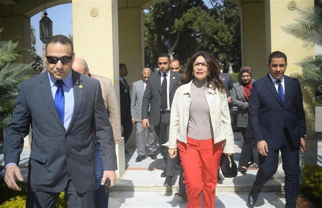 وزيرة الثقافة تتفقد متحف الفن المصري الحديث بأرض الأوبرا 