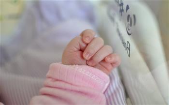 وفاة رضيع تركته والدته في سيارة حارة لإجراء عملية تجميل