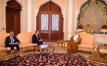 وزير الخارجية ينقل رسالة تضامن إلى سلطان عُمان ويبحث جهود احتواء التصعيد الإقليمي