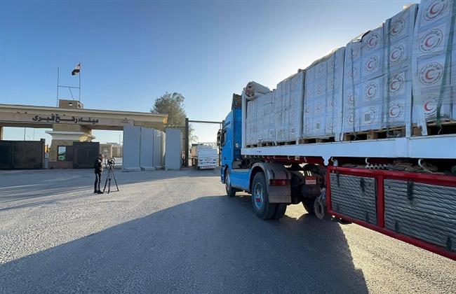 الهلال الأحمر المصري يدفع بأكثر من 78 ألف سلة غذائية ومستلزمات شتوية عبر قافلة «زاد العزة» 157