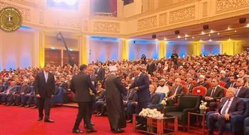 «مجسّم لمسجد العزيز الحكيم».. وزير الأوقاف يقدم هدية تذكارية للرئيس السيسي خلال احتفالية ليلة القدر