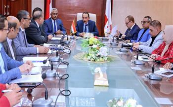 محافظ سوهاج يبحث موقف الفرص والمشروعات الاستثمارية وتعزيز التنمية