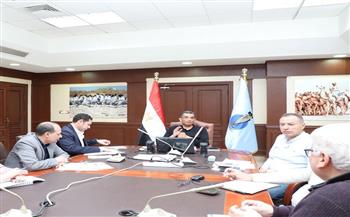 محافظ البحر الأحمر يناقش أولويات الخطة الاستثمارية للعام المالي 2026 / 2027 