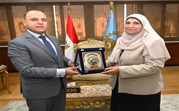 محافظ الغربية يكرّم وكيلة وزارة التضامن الاجتماعي لبلوغها السن القانونية للمعاش
