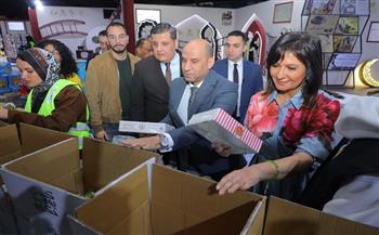 وزير العمل يشارك صناع الخير في تعبئة كراتين المواد الغذائية ضمن مبادرة المنفذ ويشيد بجهودها
