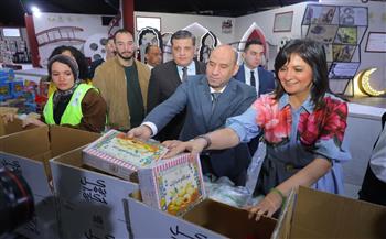 وزير العمل يشارك صناع الخير في تعبئة كراتين المواد الغذائية ضمن مبادرة المنفذ ويشيد بجهودها