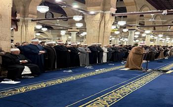 أئمة قبلة الجامع الأزهر يؤدون صلاة التراويح في الليلة 27 من رمضان