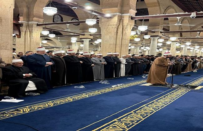 أئمة قبلة الجامع الأزهر يؤدون صلاة التراويح في الليلة 27 من رمضان