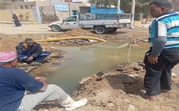 إصلاح كسر بخط مياه الشرب بمدينة نصر النوبة وإعادة ضخ المياه ووصولها المنازل بشكل منتظم