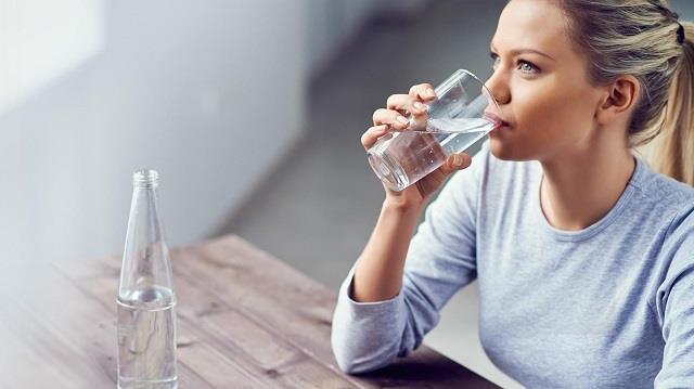 ماذا يحدث لضغط دمك عند شرب المزيد من الماء؟.. تقرير يجيب 