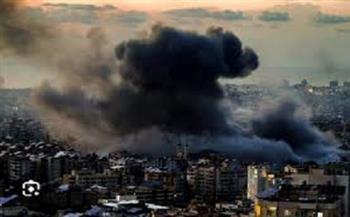 فرق الدفاع المدني تحاول إخماد النيران وانتشال الضحايا من المنزل المستهدف بالجادرية في بغداد