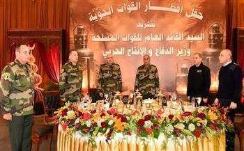 وزير الدفاع يلتقي مقاتلي القوات الجوية ويشاركهم تناول وجبة الإفطار 