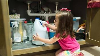 ابعدى طفلك عن مواد التنظيف القلوية