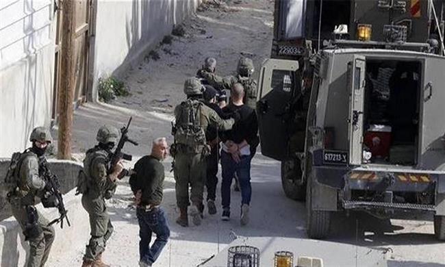 الاحتلال الإسرائيلي يعتقل 25 فلسطينيا من مدن الضفة الغربية