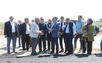 محافظ الشرقية يتفقد استكمال أعمال الرصف الجارية بطريق المانسترلي / أبو كبير