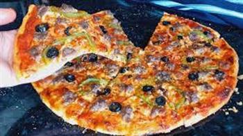 إفطار 28 رمضان.. بيتزا بعجينة هشة وحشوات مختلفة