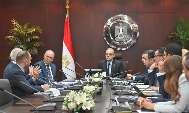 وزير الاستثمار يلتقي ممثلي تحالف رينيرجي جروب لبحث تطورات أكبر مشروع متكامل للطاقة الخضراء  