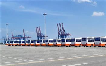 رصيف محطة تداول السيارات بميناء شرق بورسعيد يشحن 100 حافلة مُصنّعة محليًا على متن السفينة SUNSHINE ACE 