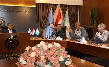 رئيس مدينة الغردقة يعقد اجتماعاً موسعاً لوضع خطة استعدادات المدينة لاستقبال عيد الفطر المبارك 