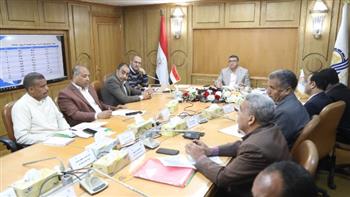 محافظ قنا يبحث مع القيادات التنفيذية استكمال الطلبات المتبقية للتقنين