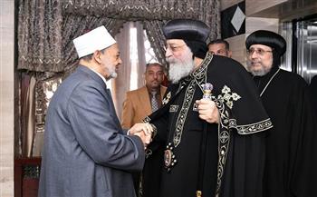 شيخ الأزهر يتلقى اتصالًا هاتفيًا من البابا تواضروس للتهنئة بعيد الفطر المبارك