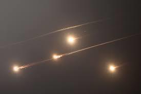 رصد إطلاق صواريخ من إيران نحو وسط إسرائيل