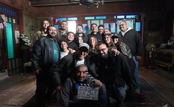 عمرو سعد يحتفل بانتهاء تصوير «إفراج».. وفريق المسلسل يهتف: «أحسن دراما في مصر»