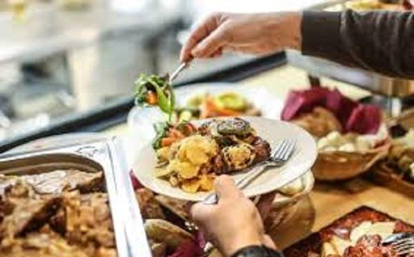 قاعدة الـ20 دقيقة.. سر تجنب الإفراط في الأكل   