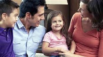 كيف تشكّل الأحاديث العائلية شخصية طفلك؟