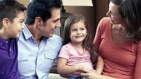 كيف تشكّل الأحاديث العائلية شخصية طفلك؟