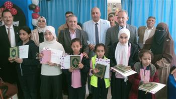 وكيل تعليم أسيوط يُكرم الفائزات بمسابقة حفظ القرآن الكريم بمدرسة علي مبارك الإعدادية بنات بديروط