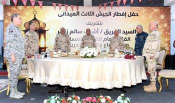 الفريق أشرف سالم زاهر يلتقى مقاتلى الجيش الثالث وقوات شرق القناه لمكافحة الإرهاب ويشاركهم تناول وجبة الإفطار 