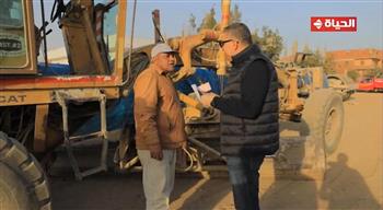 الصدفة تجمعه بعمرو الليثي وهو يقود لودر.. جائزة مالية تغير يومه في أجمل ناس