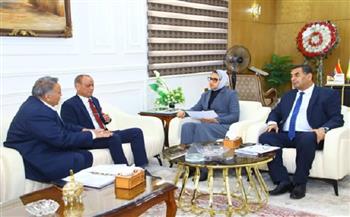 محافظ الوادي الجديد تلتقي رئيس شركة مياه الشرب والصرف الصحي بأسيوط والوادى الجديد